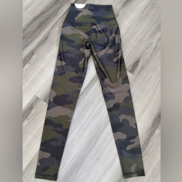AERIE OFFLINE "REAL ME" CAMO LEGGINGS - Picture 4 of 6